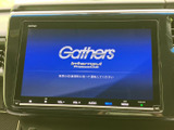 運転席からの操作がしやすい位置に配置されたナビ・オーディオ。快適なドライブをより一層演出します。情報収集から音楽鑑賞まで、様々な機能を搭載。