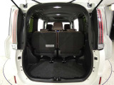 三列目シートは、折りたためますので大きなスペースが出来ちゃいます。キャンプ用品など大きな荷物もばっちり収納可能です♪