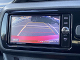 後方確認モニターで駐車時の安全性を向上させ、狭い場所での運転も安心です。運転に自信がない方にもお役立ちます。