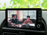 画面いっぱいに映像が表示され、停車中のひとときにテレビを視聴できます。音量調整ダイヤルも備わり、休憩時間などに車内で番組を楽しみたい方に便利です。
