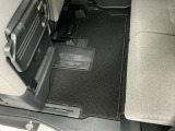 専用のエンジンクリーナーで全体に噴霧し汚れを浮かします。ボンネット裏などの汚れを中心にブラシがけを行い、洗浄しエアブローで仕上げております。