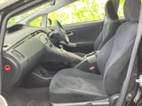 運転席と助手席が並ぶ前席は、座面にゆとりを持たせた形状。前方の見通しがよく、シートや足元を含めて落ち着いて過ごせる室内空間に仕上がっています。