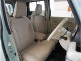 【清潔感のある運転席&助手席】隅々までクリーニングの行き届いた運転席&助手席。目立ったシミや汚れ等もございません。快適なドライブをどうぞ。