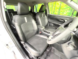 運転席まわりには十分なスペースがあり、大柄な方でもゆったり運転していただける環境です。