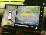 車両周辺の映像と俯瞰表示を画面で確認でき、駐車時の周囲確認をサポートします。ガイド線も表示され、位置合わせの目安として便利です。