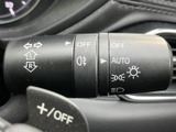 レバーには各種スイッチの表示がまとまり、運転席から確認しやすい配置です。必要な情報を目で追いやすく、運転中も視線の移動を抑えながら、周囲への合図や灯火類の切り替えをサポートします。
