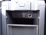 Type-C対応のUSB端子2口とアクセサリーソケットを備え、電子機器への給電に対応します。スマートフォンなど複数の端末を同時に充電できるため、車内での充電環境をすっきりと整えやすくなります。