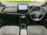 運転席まわりは計器類や画面を見渡しやすく、前方の視界もすっきり。座席は身体を預けやすい形状で、毎日の通勤から長めのお出かけまで快適に過ごせます。