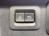 【パワーバックドア】スマートキーや運転席のボタンを押すだけでリアゲートが自動で開閉します!荷物を持っている時や、高い位置にあるバックドアを閉める際に便利な機能です♪