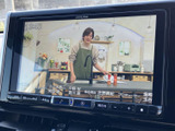 車内の画面でテレビ番組を視聴でき、停車中の待ち時間もゆったり過ごせます。映像と音声を楽しみながら休憩できるため、外出先でのひと息つきたい場面にも便利な装備として活用いただけます。