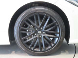 純正のアルミホイール装着車です。タイヤサイズは225/45R18です。