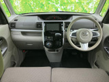 前席から見渡せる運転席まわりは、メーターや画面が中央から正面にまとまり、視線を移しやすい配置です。明るい色合いの室内で、日々の運転も落ち着いて過ごせます。