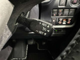 クルーズコントロール機能が付いています。 速度を設定するとアクセルを踏まなくても一定の速度で走ることができます。  高速道路ではとても便利な装置なんです。