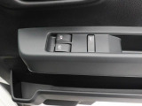 運転席側には 集中スイッチ(全ドアを操作するスイッチ) があり、運転席から乗員全員分の窓をコントロールできます。