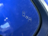 【ブラインドスポットモニター】走行中、ドアミラーの死角になりやすい箇所に後続車が接近するとサイドミラーのレンズに警告を表示!ドライバーに注意喚起をしてくれます。