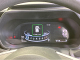 速度やシフト位置、燃料残量などをひと目で確認できる表示部を備え、運転中も必要な情報を把握しやすい構成です。ドアの開閉状態も画面に示され、出発前の確認にも役立ちます。