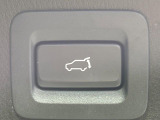 【パワーバックドア】スマートキーや運転席のボタンを押すだけでリアゲートが自動で開閉します!荷物を持っている時や、高い位置にあるバックドアを閉める際に便利な機能です♪