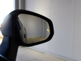 隣の車線を走る車を検知し後側方からの車や急接近してくる車をドアミラーのインジケーターを点灯させることで知らせてくれます。