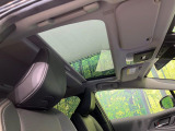 【パノラマルーフ】大型のガラスルーフ搭載で車内の解放感が一気にアップ!開放的なドライブをお楽しみいただけます。