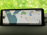 道路や周辺施設が地図上に表示され、現在地と目的地までの道筋を確認する際に役立ちます。慣れない場所へのお出かけでも、行き先を把握しやすい装備です。
