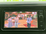 テレビ番組を画面で視聴でき、停車中の休憩時間にもお楽しみいただけます。画面操作で音源選択もできるため、車内で過ごすひとときに便利な装備としてご活用いただけます。