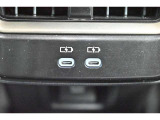 充電用USB端子付き。スマートフォンなどの充電に便利です。