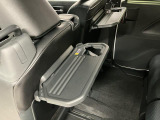 【格納式シートバックテーブル】車内でのお食事などで活躍♪カップホルダーも備えています。