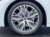 Audiは多様なホイールデザインを提供しており、スポークの形状やサイズ、仕上げ(ポリッシュド、マット、ブラックなど)によって選択肢が豊富です。
