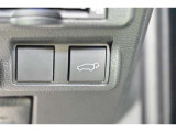 スマートキーや運転席のボタンを押すだけでリアゲートが自動で開閉します!荷物を持っている時や、高い位置にあるバックドアを閉める際に便利な機能です