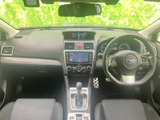 センターにナビ画面と操作部がまとまり、運転席から位置を把握しやすいレイアウトです。周辺の表示も視線を大きく移さず確認でき、日々の移動から遠出まで扱いやすい装備がそろいます。