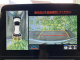 後方の映像に加えて車両周囲の様子も画面で確認でき、駐車時の周辺確認をサポートします。ガイド線も表示されるため、車庫入れや狭い場所での切り返しの目安として活用できる装備です。