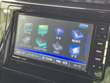 FM・AMやテレビ、Bluetoothオーディオなどのメニューが並び、目的に合わせて選びやすい構成です。画面上の案内と本体のボタンで、日常の操作も確認しやすくなっています。