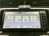 タッチ画面には目的地や音源選択、電話などのメニューが表示され、必要な項目を見つけやすい構成です。画面脇にも操作ボタンが並び、案内や音楽の選択など、日常の移動中に使う機能を確認できます。