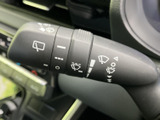 ワイパーやウォッシャーに関する表示がレバーにまとまり、雨天時にも操作内容を確認しやすい設計です。前後の窓に対応する表示もあり、天候に応じた使い分けに役立ちます。