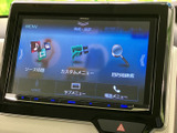 メニュー画面から目的地検索やソース切替などを選べる構成です。必要な項目を画面上で確認しながら選べるため、日常の操作にも活用できます。
