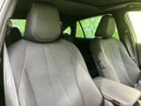 前席のシートを含めて車内の様子を見渡せる配置で、座席まわりはすっきりとまとまっています。窓から自然光が入り、落ち着いた色合いのシートが居心地のよい空間を演出します。