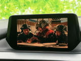 画面に映像を表示でき、停車中の待ち時間にテレビや映像を楽しめます。車内で過ごすひとときに活用できる装備です。映像視聴は安全のため、必ず停車中にお楽しみください。