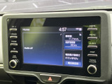 画面には車両情報などが表示され、周囲のボタンから各項目へアクセスしやすい配置です。後退時にはバックモニターとして後方確認をサポートし、駐車時の安全確認に役立ちます。