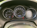 速度や各種車両情報を運転席から確認しやすい配置で、必要な表示を走行前に把握できます。複数の表示部がまとまり、視線を大きく移さず確認しやすい点も日々の運転を支えてくれます。