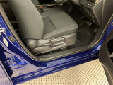 運転席の画像です。十分なスペースがあり、ゆったりした状態で運転していただけます♪