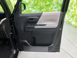 明るい色のアクセントと落ち着いた内張りを組み合わせ、車内に柔らかな印象を添えています。ドアポケットやアームレストも備わり、乗り降りの際や日常の小物置きに便利です。
