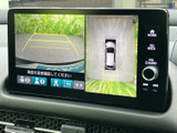 後方の映像に加えて車両周囲を上から見た表示も確認できます。駐車時に周辺の様子を把握する目安となり、車庫入れや狭い場所での取り回しをサポートします。