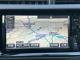 画面上で現在地や周辺道路を確認でき、目的地設定や地図の表示切替にも対応しています。知らない場所へのお出かけでもルートを把握しやすく、日常の移動先選びをサポートします。