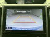画面には車両後方の映像とガイドラインが表示され、駐車時の後方確認をサポートします。周囲の様子を画面で把握しやすく、車庫入れや狭い場所での駐車に便利な装備です。