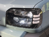 【LEDヘッドライト】悪天候や夜間走行時も良好な視界を確保し安心して運転できる高輝度LEDヘッドライトを装備!点灯速度が早く、消費電力も抑えられています。