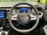 インテリアに合わせたデザインのステアリングは、運転される方のことも考え、運転しやすい形状、大きさです。是非一度、実際に触ってお確かめください。