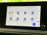 画面にはコネクティッドメニューが表示され、アプリ連携や取扱説明書、天気などの項目を確認できます。アイコンが並ぶ画面で、必要なメニューを見つけやすい構成です。