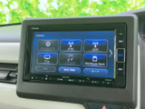DVD/CDやFM・AM、テレビなどの選択画面が表示され、音楽や各種メニューを確認しながら使えるオーディオです。普段の移動で必要な項目を見つけやすく、車内での時間を便利にサポートします。