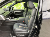 運転席まわりは前方を見渡しやすく、シートに腰掛けた際も自然な姿勢で過ごせます。座面や背もたれの立体的な形状と、落ち着いた室内の清潔感も魅力です。
