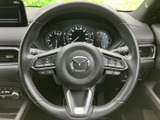 手になじみやすい形状で、運転姿勢を保ちながら握りやすいステアリングです。左右にスイッチ類がまとまり、手元で操作できる便利さも備えています。毎日の運転を快適に支えてくれます。